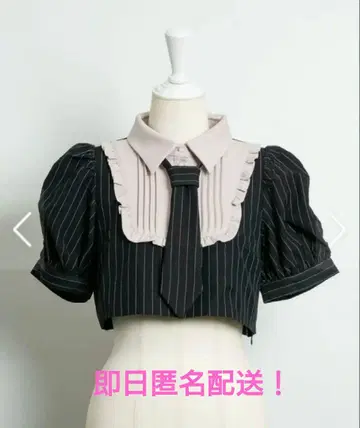 미사용 새상품 pium 넥타이 스퀘어 프릴 상의 블랙 스트라이프