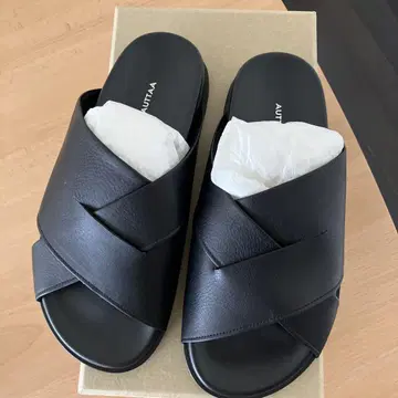 새상품 이번 시즌 auttaa Strap In sandals 아우타