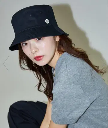 마리콴트 원포인트 자수 버킷 햇 블랙 모자