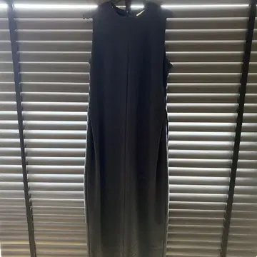 윔 가젯 슬리브리스 원피스 블랙