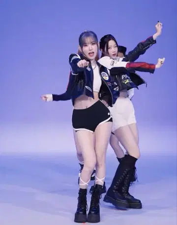 LE SSERAFIM 미야와키 사쿠라 착용 커렌트 무드 부츠