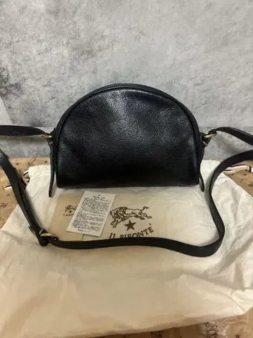새상품급 IL BISONTE 블랙 가죽 숄더백