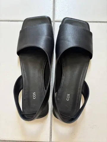 코스 블랙 오픈토 샌들
