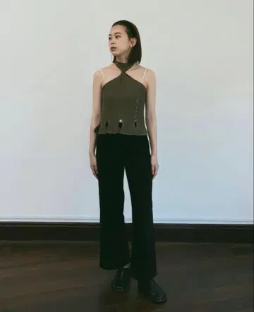 tyn.TGOR 토고 트위스트 넥 탑 MOKA