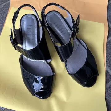 fitfit 블랙 에나멜 오픈토 힐 샌들