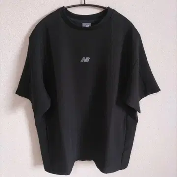 New Balance 반팔 티셔츠 S 사이즈 사이드 포켓 부착