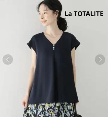 La TOTALITE 라 토타리테 펄 버튼 프렌치 슬리브 블라우스