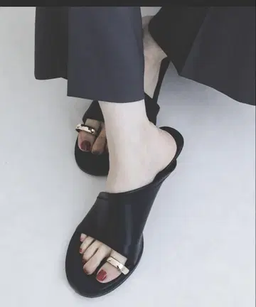 LE VERNIS/르 베르니 Toe ring sandals 블랙 23.5