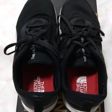 THE NORTH FACE 블랙 스니커즈