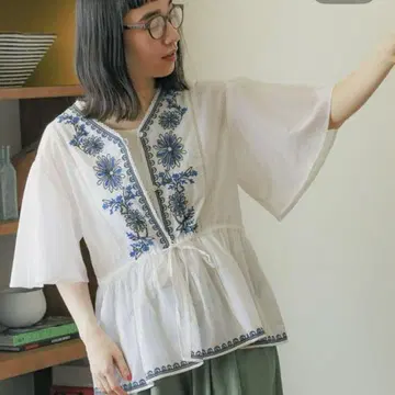 니코앤드 인도 자수 V넥 블라우스