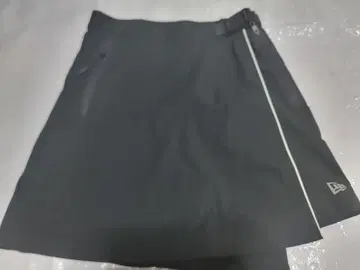 NEWERA 블랙 컬러 골프 스커트