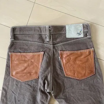 브라운 데님 팬츠 가죽 디테일