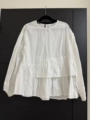 디니테코리에 페플럼 블라우스
