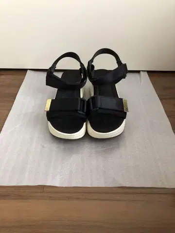 블랙 스트랩 샌들