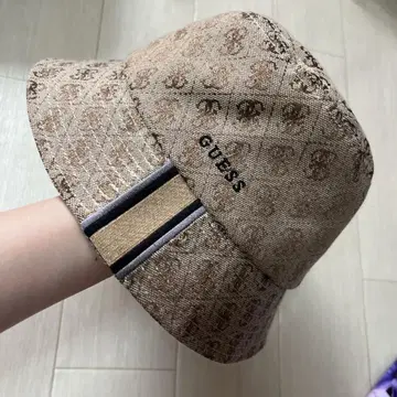지유 GUESS 버킷 햇 베이지