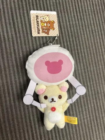리락쿠마 크레인에 매달려 흔들리는 봉제 인형 코리락쿠마