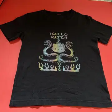 Hello Kitty 뱀과 불꽃 티셔츠