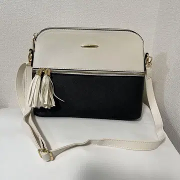 태슬이 달린 화이트 블랙 백    약 27cm