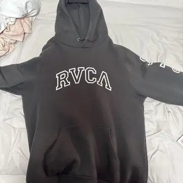 RVCA 블랙 후드 부착 맨투맨