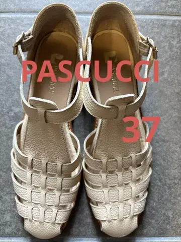 PASCUCCI 화이트 베이지 가죽 구르카 샌들 사이즈 37