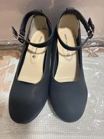 블랙 앵클 스트랩 힐 펌프스 S