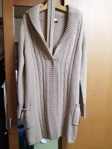 울 100% 카라 부착 베이지 계열 롱 가디건 (동일 털실 벨트 포함)