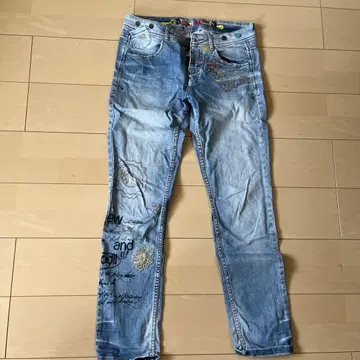 자수 장식 라이트 블루 데님 팬츠
