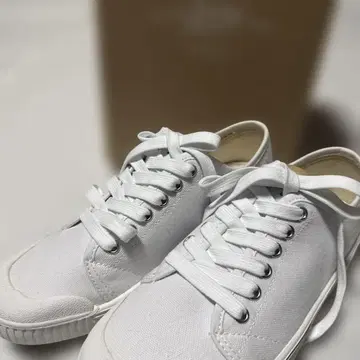 Spring Court 화이트 스니커즈