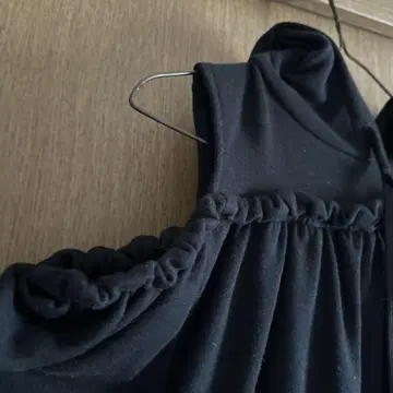 오픈 숄더 후드티