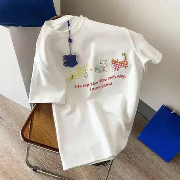 컬러풀한 개 자수 화이트 티셔츠