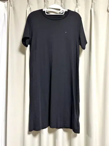 타미힐피거 블랙 반팔 무릎 기장 원피스