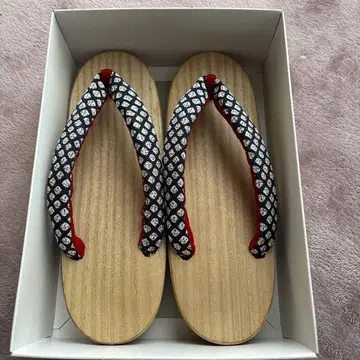 전통적인 조리 네이비와 빨간색 무늬