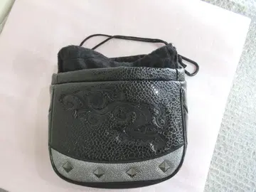 댄스 위드 드래곤 아이언 커버 블랙 스터드 크로커다일 패턴