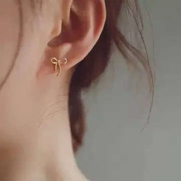 No.713 twine mini ribbon pierce: 골드 귀걸이