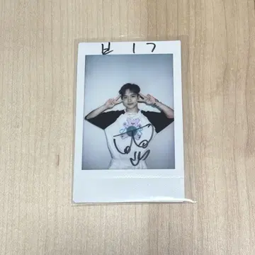 MCND BIC 친필 사인 포함 폴라로이드 사진