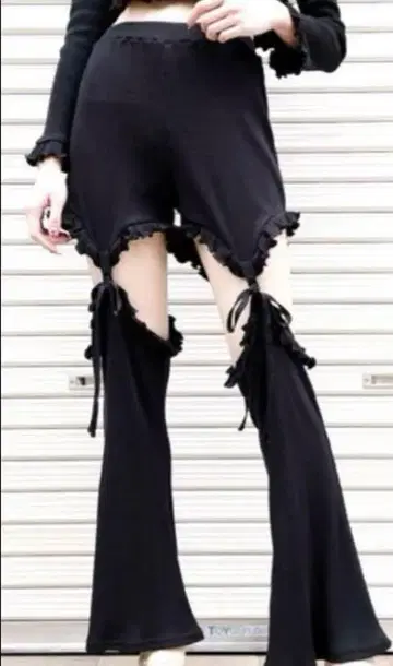 프릴이 달린 블랙 플레어 팬츠