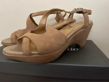 오데뜨 앤 오딜 웨지솔 스웨이드 샌들 22.5cm 베이지