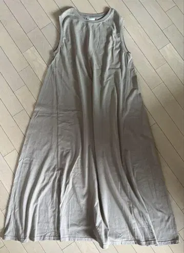 스픽 앤 스팬 슬리브리스 원피스 베이지