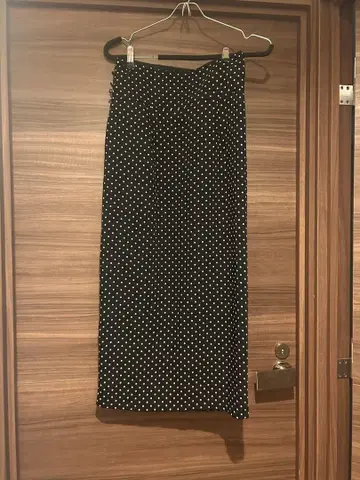맥피 도트 타이트 스커트