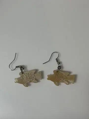자이언트 트레발리 로우닌 아지 GT 귀걸이 야광 조개