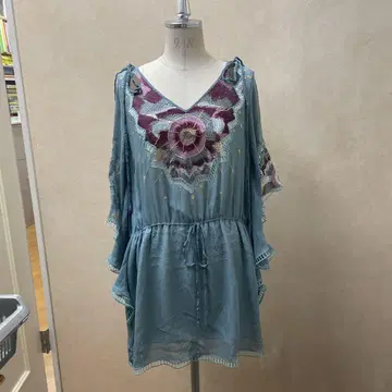 스카이블루 자수 장식 5부 소매 튜닉