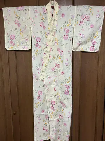 꽃무늬 유카타와 빨간 오비, 일본 나막신 세트, 길이 160cm