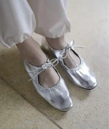 레이스업 리본 발레 슈즈 펌프스 실버 플랫 슈즈