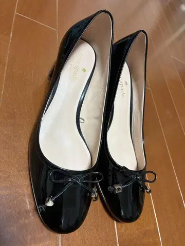 kate spade 블랙 펌프스 리본 포함