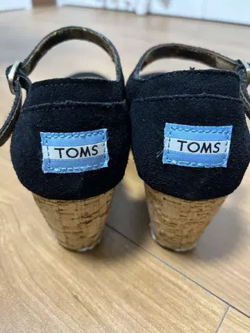 TOMS 코르크 웨지 앵클 스트랩 샌들 블랙