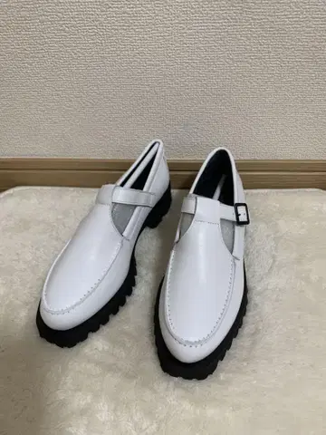 본토레 천연 가죽 T 스트랩 로퍼 (화이트)