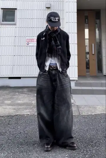 즉시 완판 엔도 마모루 착용 H&M 슈퍼 배기 데님 30/30 신상 블랙