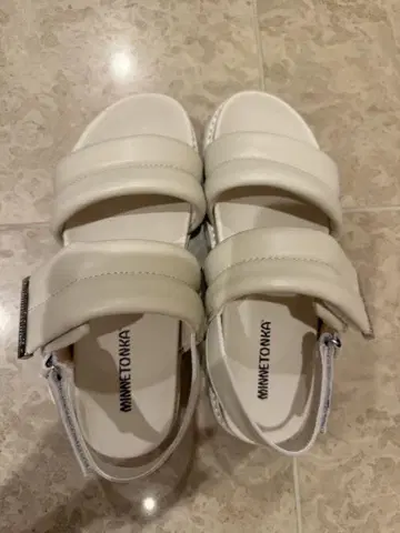 MINNETONKA 화이트 플랫폼 퍼프 스트랩 샌들
