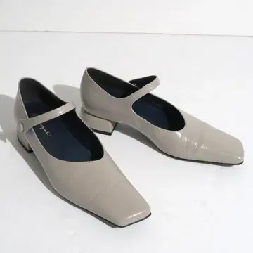 마메쿠로구치 Square Toe In-Step Strap Heels