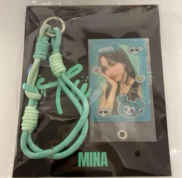 MINA 키링이 달린 ID 카드